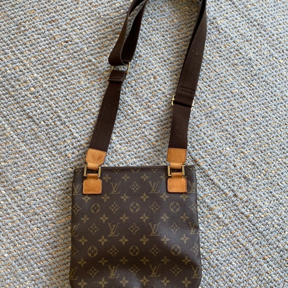 Louis Vuitton crossbody - Picture 2 of 2